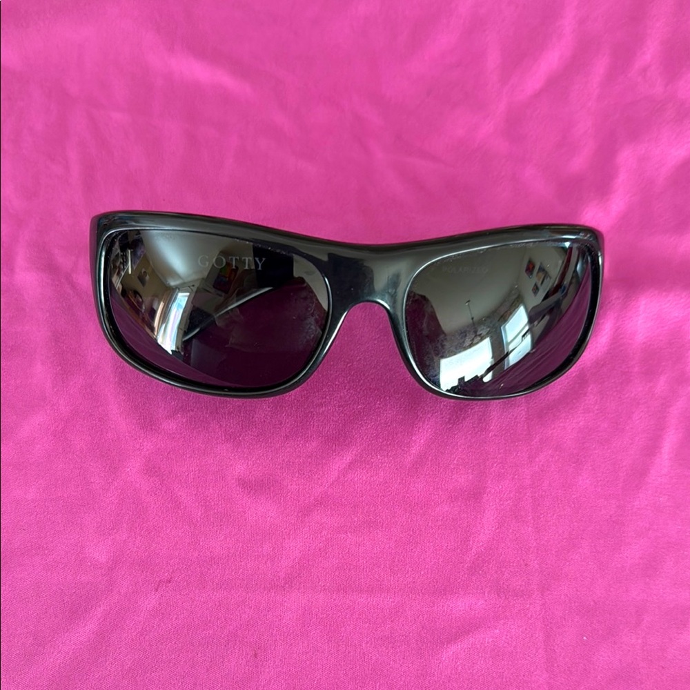 Hoven “gotty” polarized wrap Black Sunglasses pluss extra wrap pair